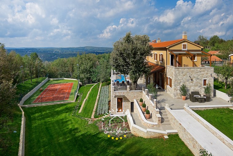 Luxury villa in Istria with tennis court and sports facilities