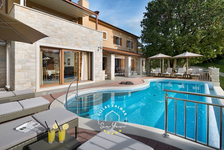 Luxury villa in Istria with heated swimming pool and sunbathing terrace