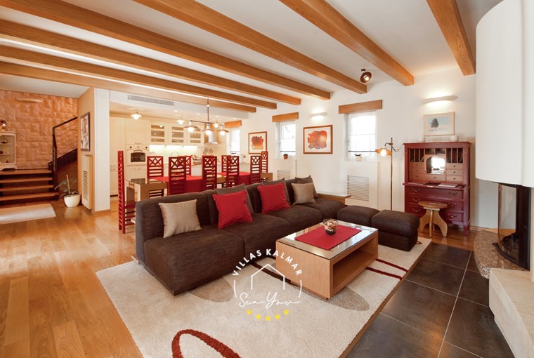 Spacious living room with stone fireplace – Villa Vlastelini I in Istria