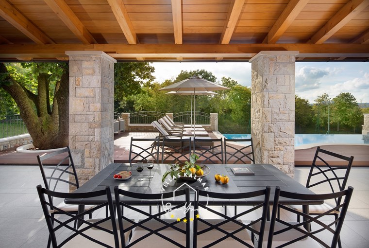 Private garden with pool and outdoor dining area in Villa Vlastelini I in Istria