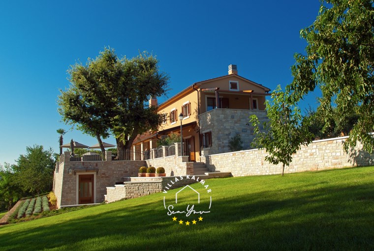 Villa Vlastelini I surrounded by orchards and Mediterranean greenery