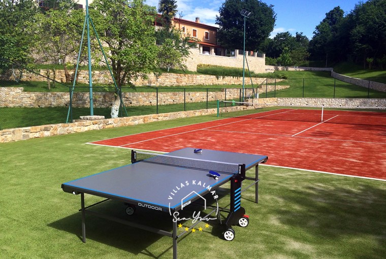 Sports facilities at Villa Vlastelini I – tennis court and golf practice
