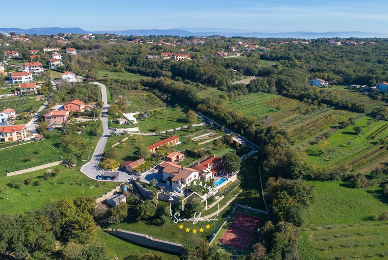 Quiet rural village setting around Villa Vlastelini I