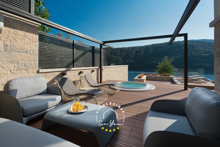 Outdoor whirlpool with sea view – Luxury Villa Vlastelini II