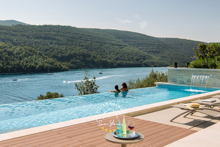 Heated infinity pool with sea panorama – Villa Vlastelini II, Istria
