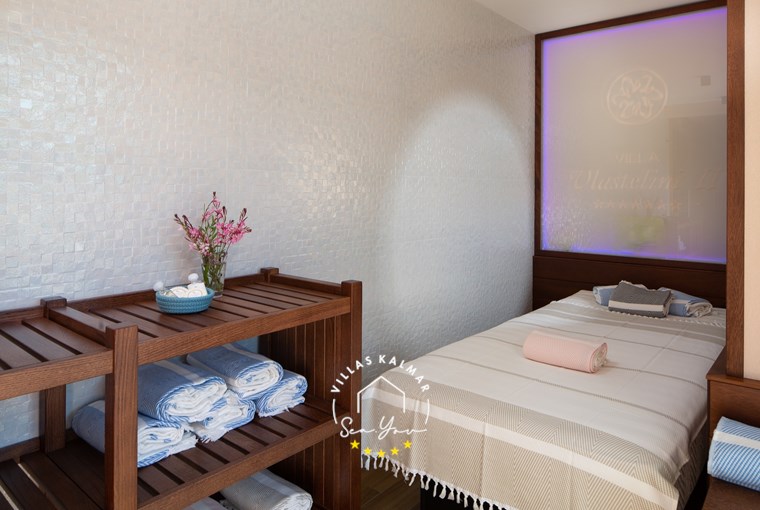 Luxury spa shower and relaxation area – Villa Vlastelini II wellness