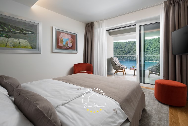 Stylish double bedroom with Mediterranean décor – Villa Vlastelini II