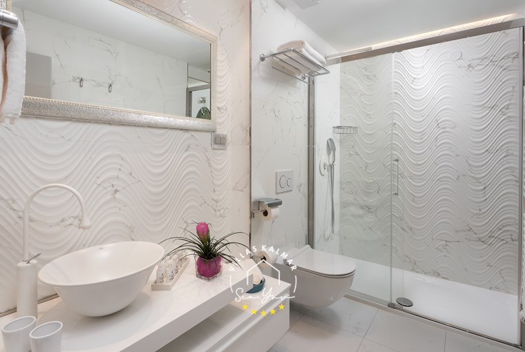Luxury en-suite bathroom with contemporary design – Villa Vlastelini II