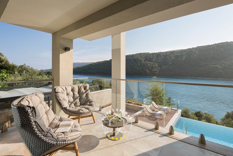 Sea-facing terrace with lounge area – Villa Vlastelini II in Prtlog