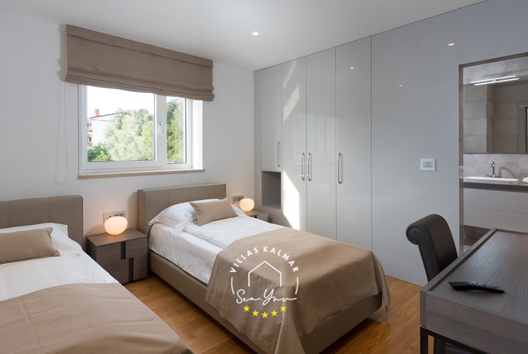 Children’s room with twin beds and sea view – Villa Vlastelini II