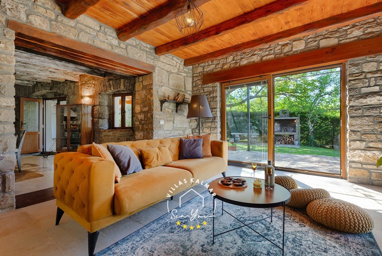 Beautiful coyz livingroom with garden view in villa