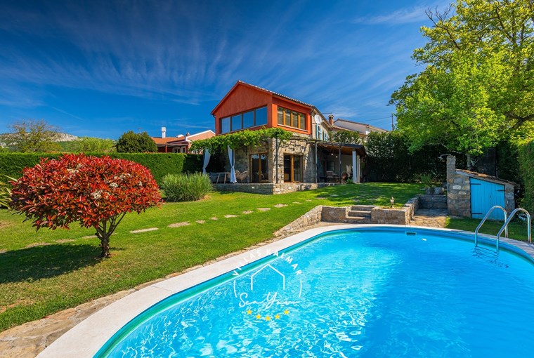 Private pool and green garden of Villa Romano