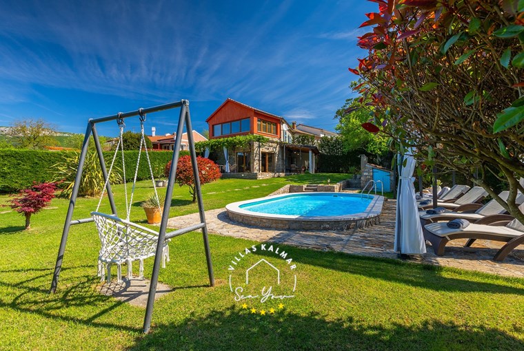 Villa with private pool, sun loungers and swing in Buzet
