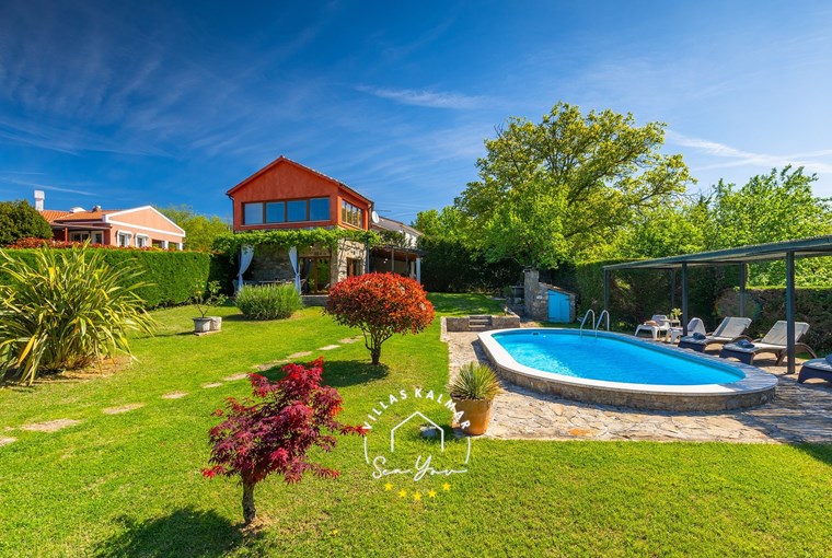 Beautiful green garden and private pool with sun loungers of Villa Romano