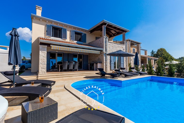 Villa with private pool and sun loungers in Porec