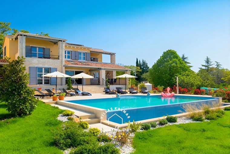 Luxusvilla mit privatem Pool und sorgfältig gepflegtem Garten in Istrien