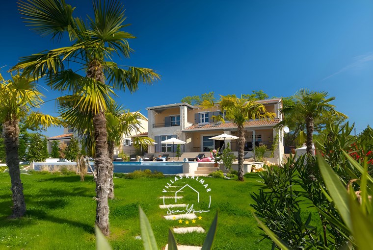 Palmen im Garten einer Luxusanwesen-Villa in der Nähe von Novigrad