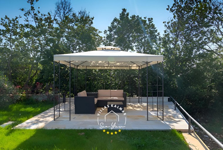 Überdachte Lounge-Bereich unter einem Pavillon im Garten der Villa