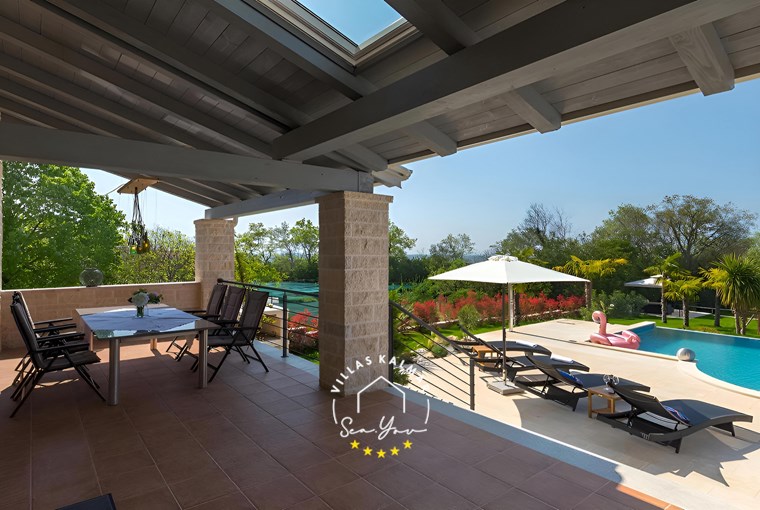 Überdachter Außenbereich zum Essen auf der Terrasse der Villa