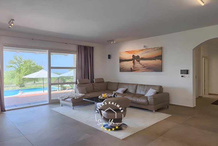 Wohnzimmer in einer Villa mit Poolblick