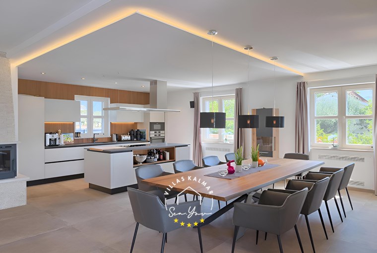 Moderner Essbereich und Küche in der Villa