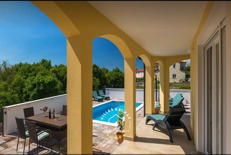 Vanjska blagovaonica, ležaljke i privatni bazen vile u Istri