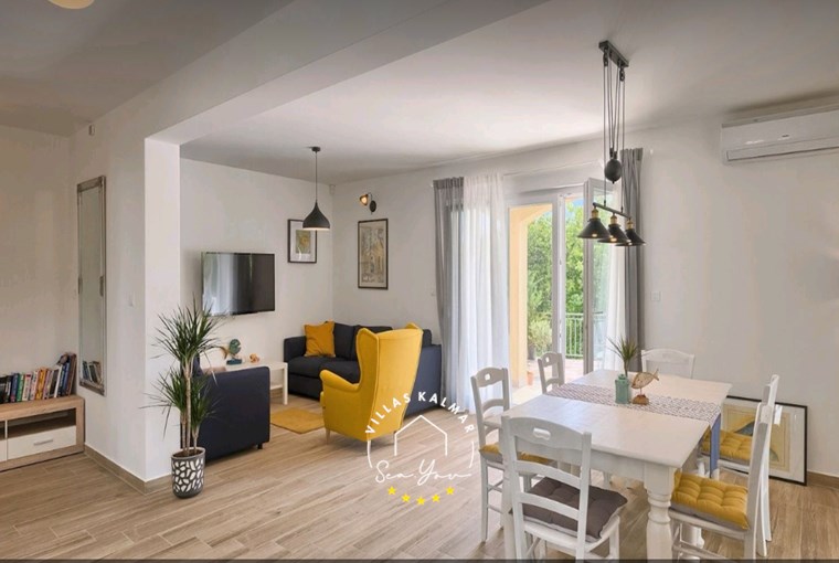 Prekrasno uređeni dnevni boravak i blagovaonica u vili