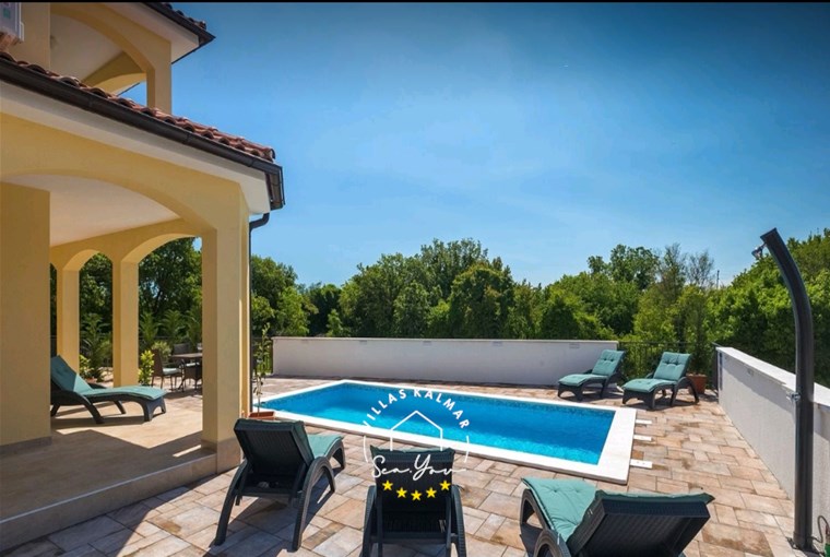 Ležaljke uz privatni bazen s pogledom na prirodu oko vile