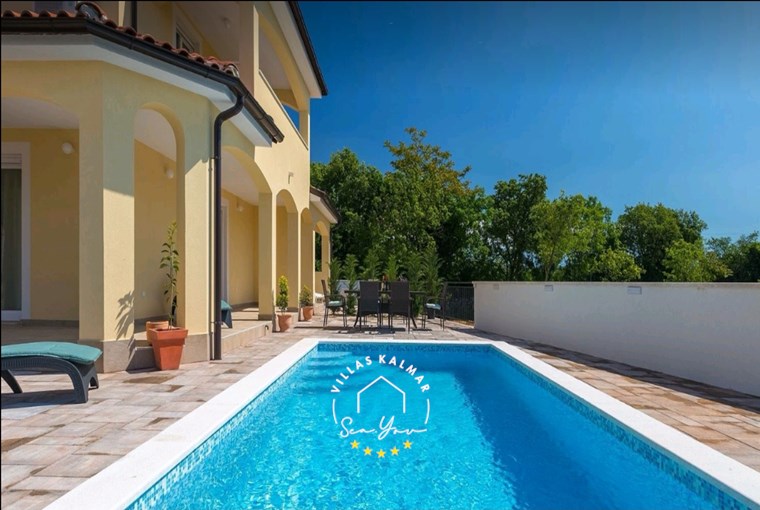 Vila okružena drvećem s privatnim bazenom u blizini Pule