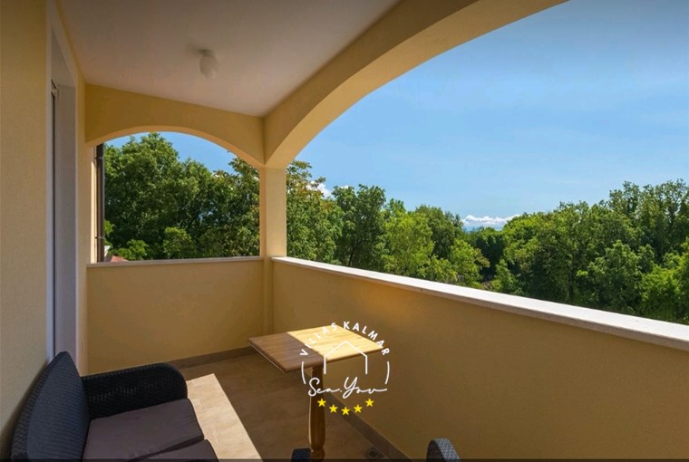 Balkon s pogledom na drveće oko vile