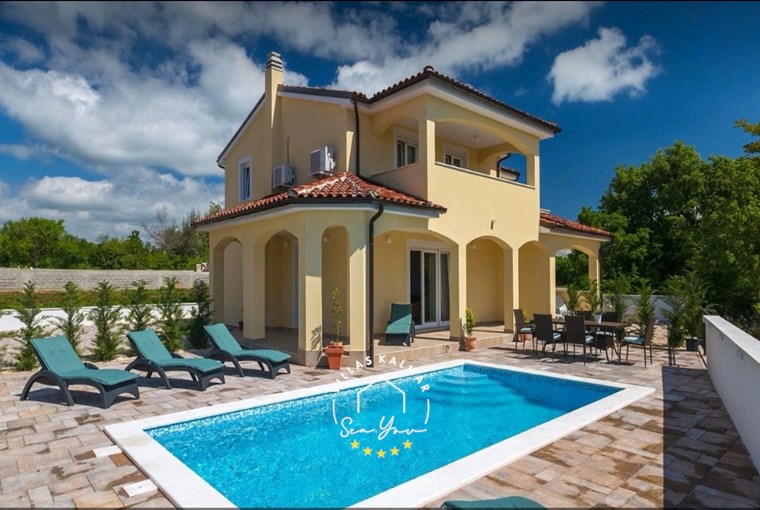 Lijepa vila s privatnim bazenom, ležaljkama i vanjskim prostorom za objedovanje