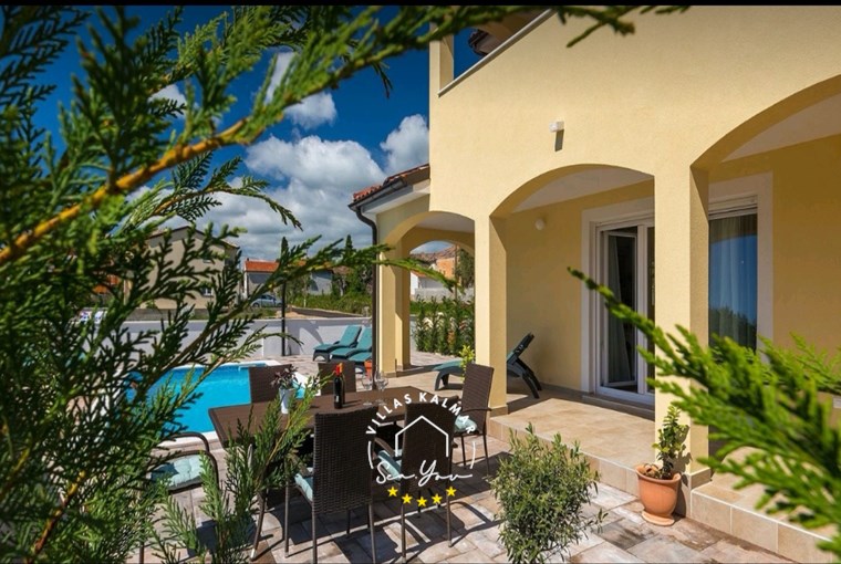 Biljke kraj vanjskog blagovaonice vile