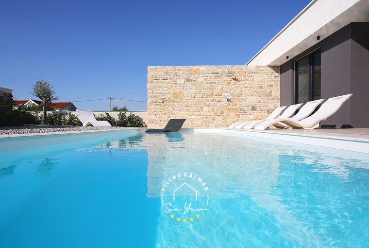 Floating sun loungers in the pool of Villa K3