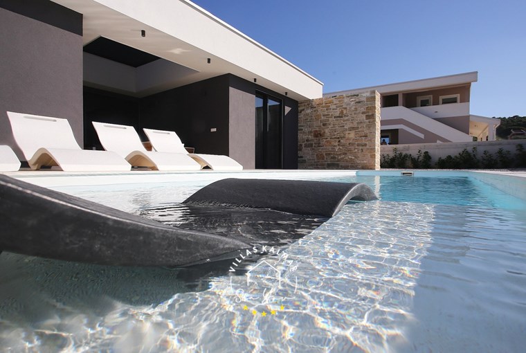 Sun loungers floating in the pool in Villa K4