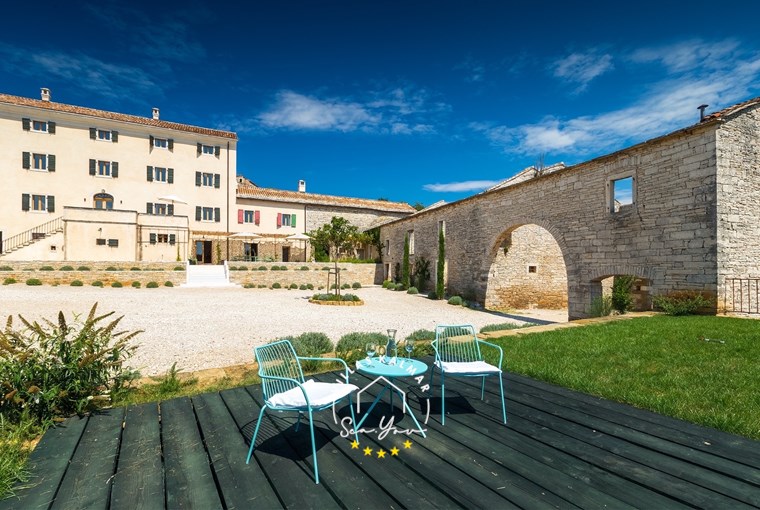 Coffee table in outdoor area of villa Vasa Ceppi 8
