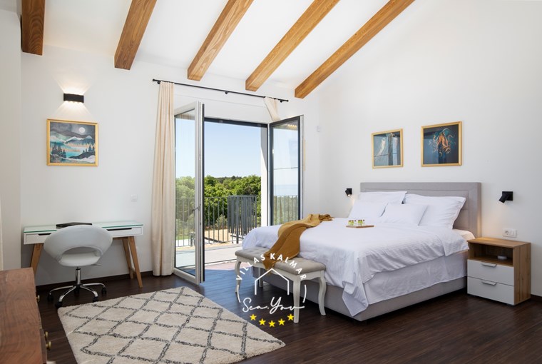 Udobna dvokrevetna soba s balkonom u Villi Dolce Bacio u Kavranu