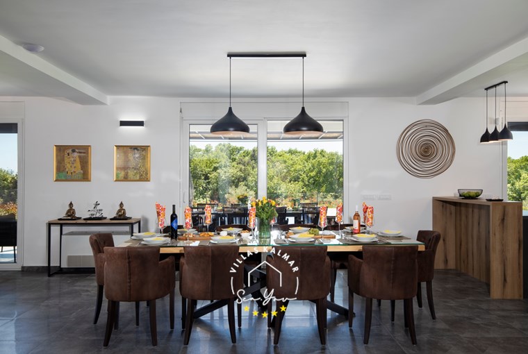 Moderno blagovaonski prostor s pogledom na šumu u vili u Istri