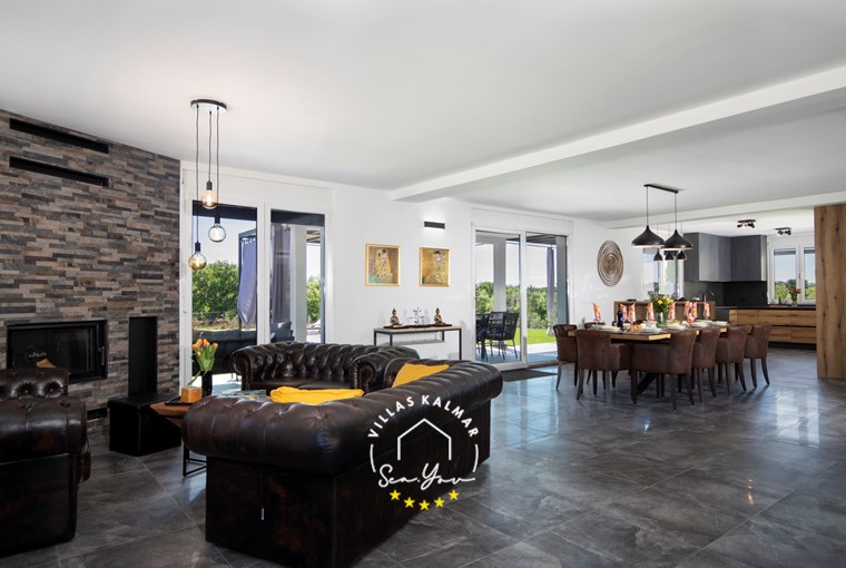 Moderni dnevni boravak s otvorenim prostorom, blagovaonica i kuhinja u vili blizu Medulina