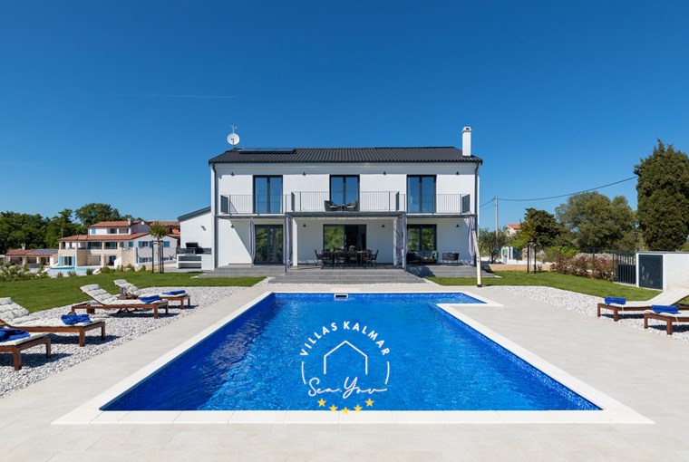 Velika moderna vila s privatnim bazenom i ležaljkama u vrtu u Kavranu