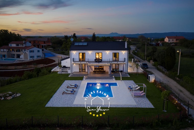 Moderna vila za 10 gostiju s privatnim bazenom, velikim vrtom i balkonom blizu Medulina