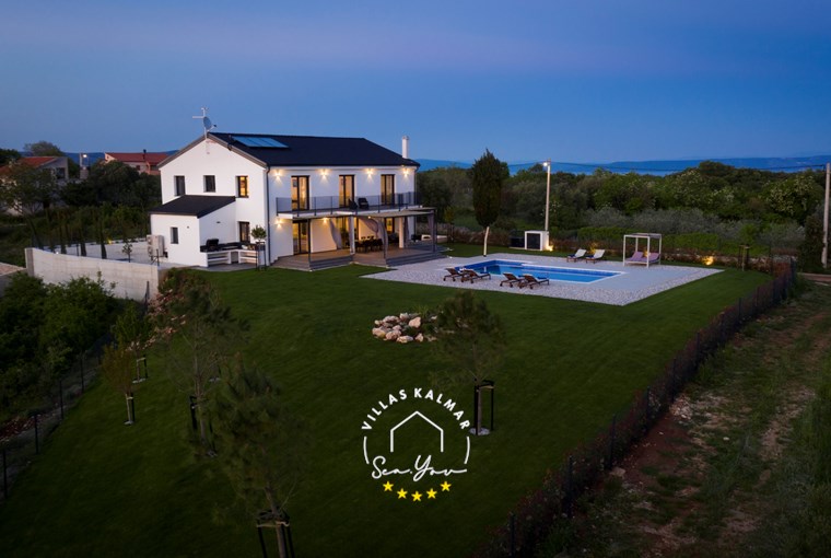 Moderna mirna vila s velikim dvorištem i privatnim bazenom blizu Medulina