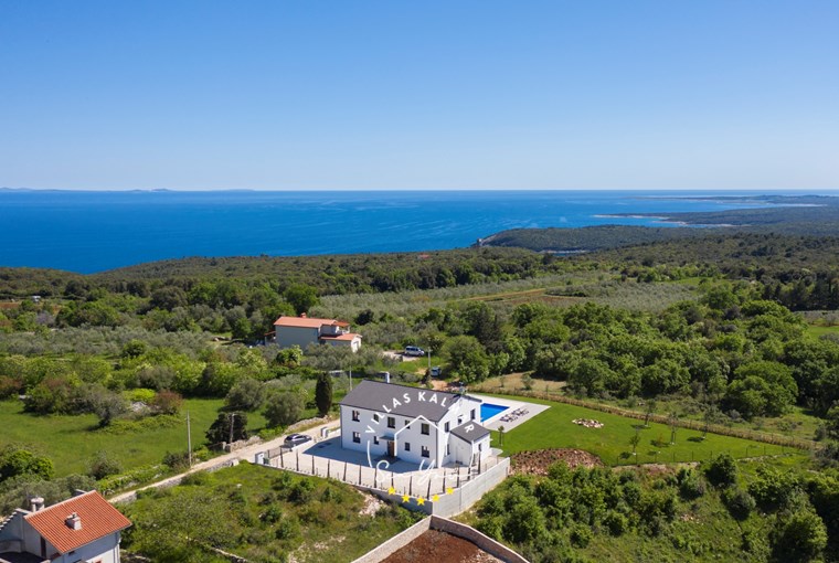 Villa s velikim vrtom i privatnim bazenom, okružena prirodom blizu mora