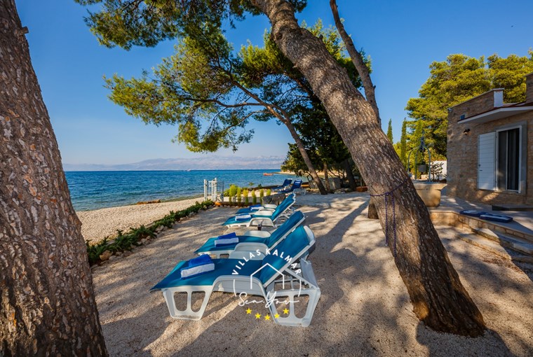 Liegestühle am Strand in Dalmatien