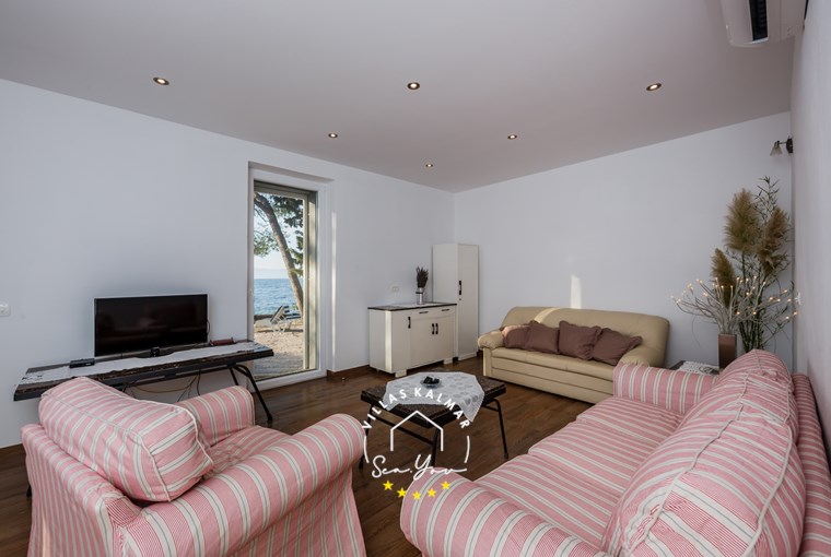 Gemütliches Wohnzimmer mit Fernseher in der Villa