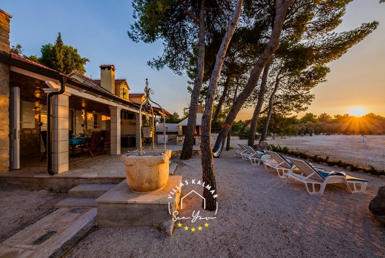 Charmante Steinvilla mit Sonnenliegen am Meer