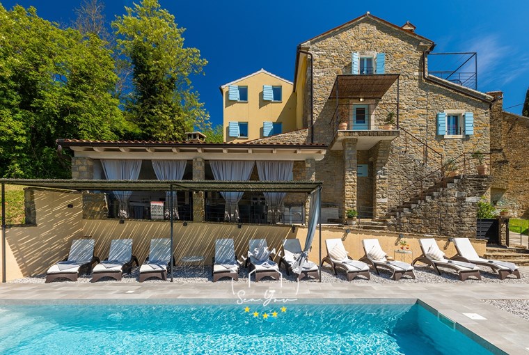 Villa Casa Jovanin with private pool and sun loungers near Motovun
