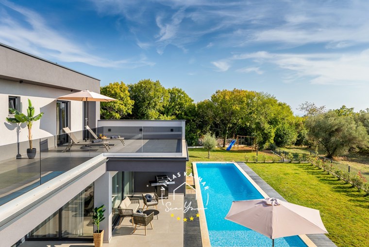 Exterior view of the private pool and the terrace