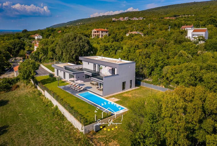 Exterior view of the villa Borealis with private pool
