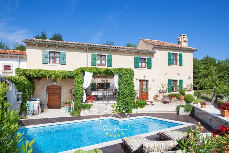 Rustic Stone Villa with Pool and Sun Loungers in Trget