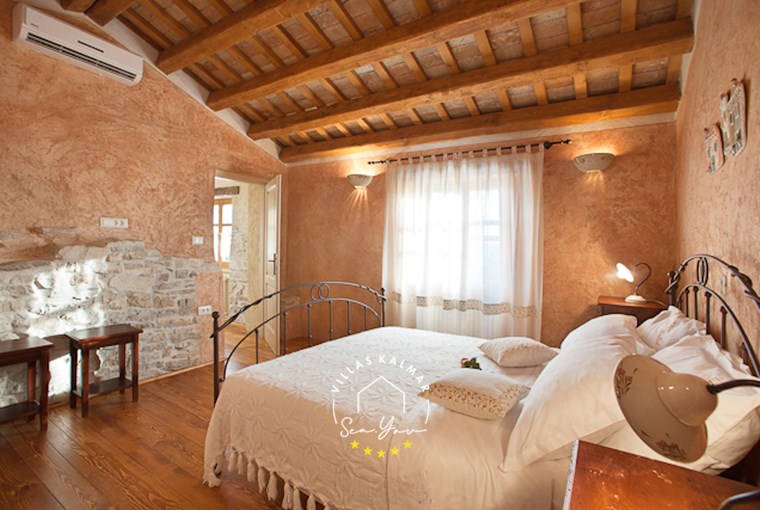 Rustic Bedroom for 6 1 Guests – Villa Gelci in Trget